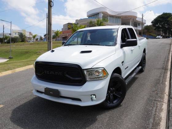 RAM CLASSIC 5.7 V8 GASOLINA LARAMIE NIGHT EDITION CD 4X4 AUTOMÁTICO
